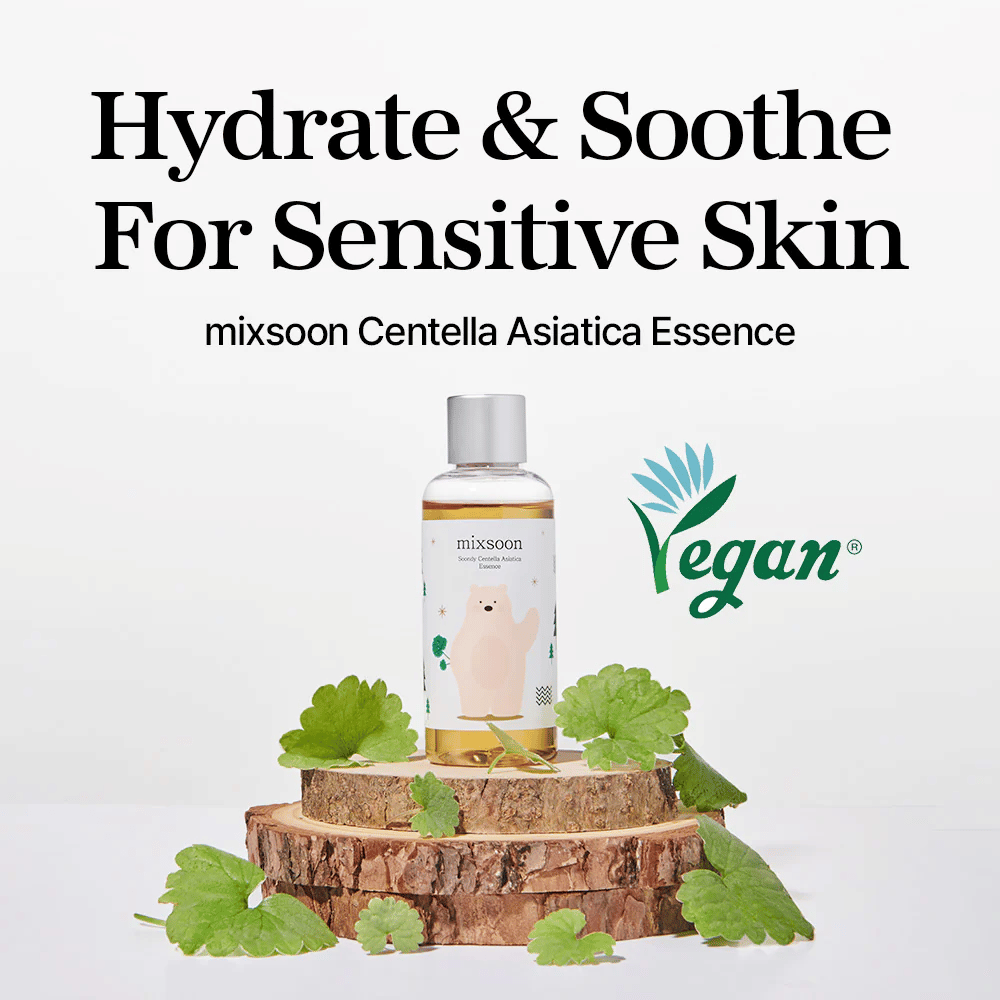 Mixsoon Centella Asiatica Essence s vegánskym označením, fľaša umiestnená na drevenej doske so zelenými listami, text ”Hydrate & Soothe For Sensitive Skin”.