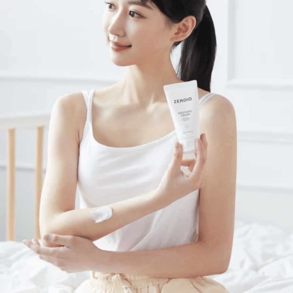 Osoba nanáša ZEROID Soothing Cream na ruku na upokojenie suchej a citlivej pokožky