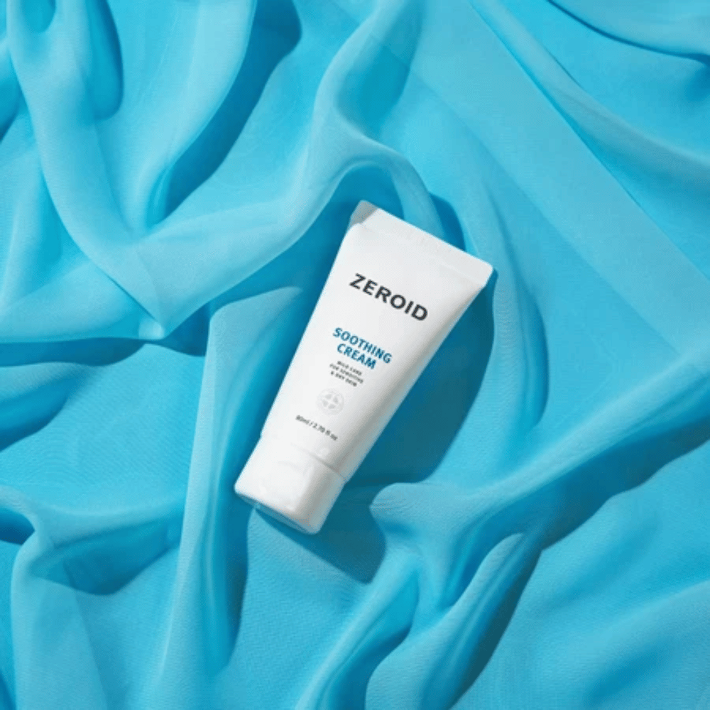 ZEROID Soothing Cream na modrom pozadí, ktorý posilňuje kožnú bariéru a hydratuje citlivú pokožku