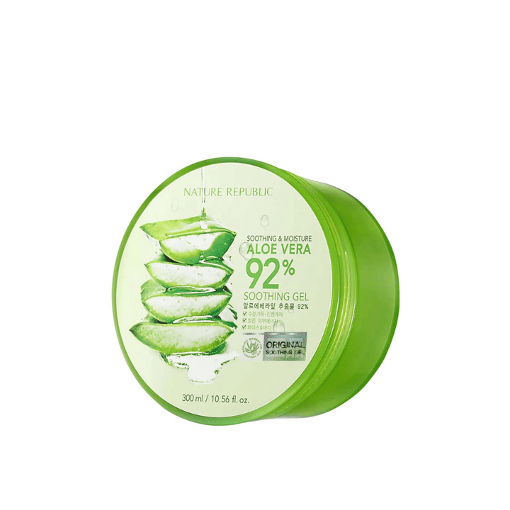 Zelená okrúhla nádoba s Nature Republic Aloe Vera 92% Soothing Gel. Balenie zobrazuje obrázok listov aloe vera a text, ktorý popisuje upokojujúce a hydratačné vlastnosti produktu. Obsah je 300 ml (10.56 fl. oz).