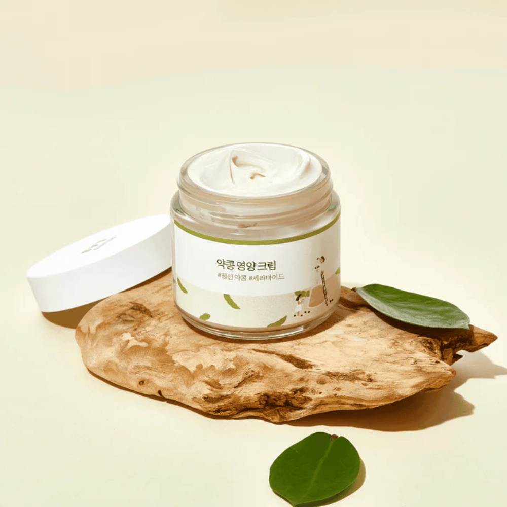 Mixsoon Soybean Nourishing Cream v otvorenej nádobe na drevenom kúsku so zelenými listami. Výživný krém s fermentovanými sójovými bôbmi a ceramidmi.