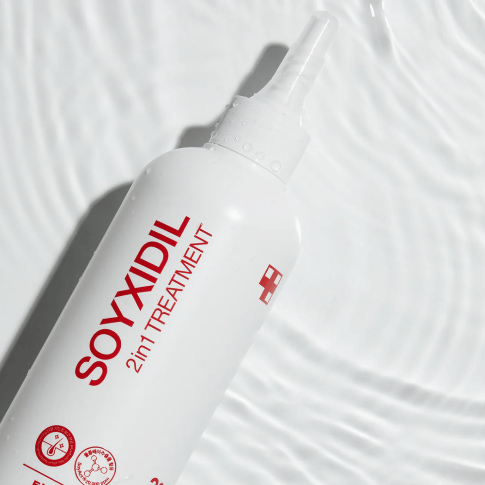 Fľaša Medicube Soyxidil 2in1 Treatment leží na zvlnenom vodnom povrchu, čo symbolizuje hydratačnú a osviežujúcu starostlivosť.