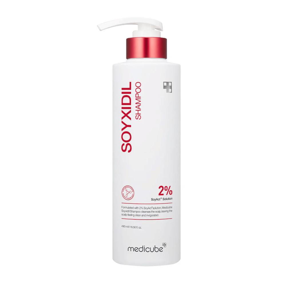 Obrázok produktu Medicube Soyxidil Shampoo v bielej fľaši s červenou pumpou – obsahuje 2% SoyAct™ Solution pre silnejšie vlasy a zníženie vypadávania vlasov.