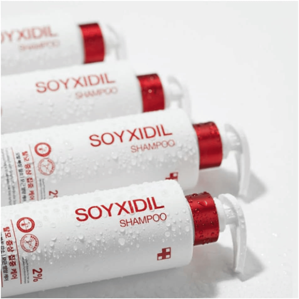 Viacero fliaš Medicube Soyxidil Shampoo leží v rade s kvapkami vody – ukazuje svieži a ošetrujúci pocit produktu.