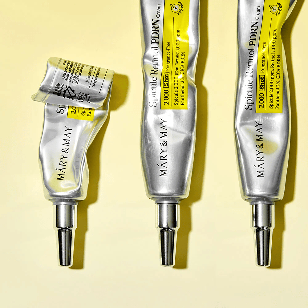 MARY & MAY Spicule Retinol PDRN Cream s viditeľným použitím v tube, ukazuje konzistenciu krému a cielený aplikátor pre presnú aplikáciu na pokožku.