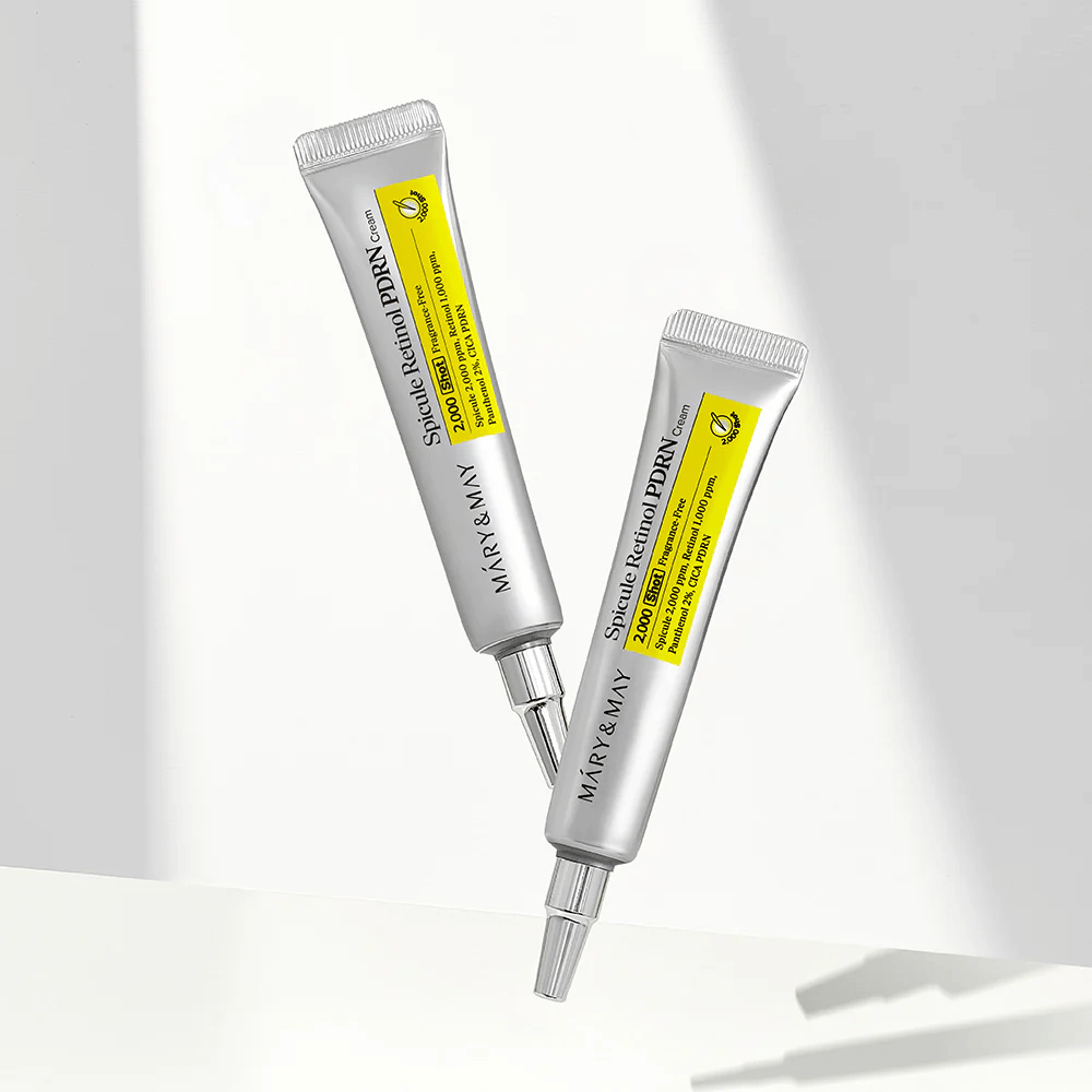 Dve tuby MARY & MAY Spicule Retinol PDRN Cream na svetlom pozadí, intenzívny nočný krém so spicule a retinolom pre obnovu pokožky a zlepšenú textúru pokožky.