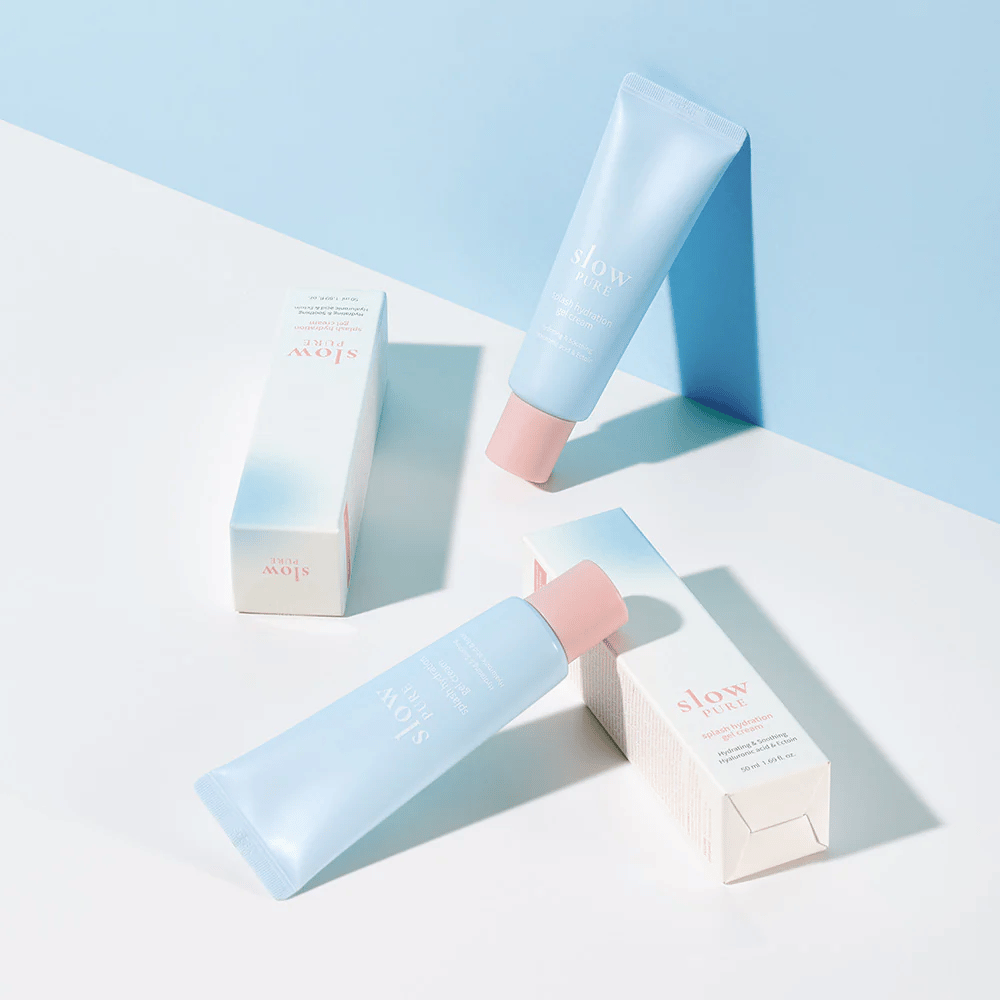 Niekoľko tub Slow Pure Splash Hydration Gel Cream s obalom v svetlomodrých a bielych tónoch.