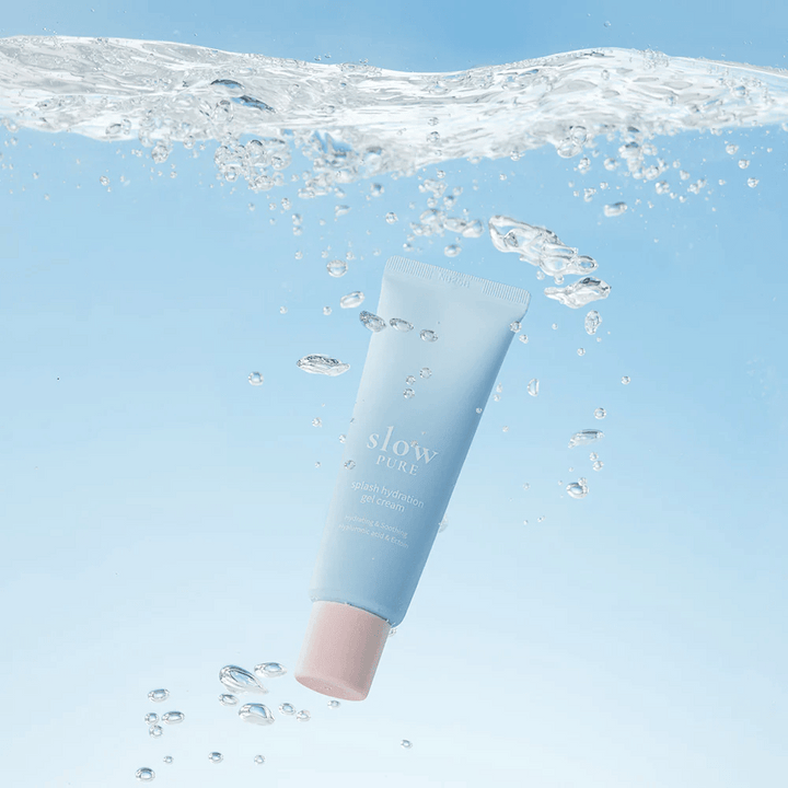 Slow Pure Splash Hydration Gel Cream zobrazený pod vodou, symbolizuje intenzívnu hydratáciu.