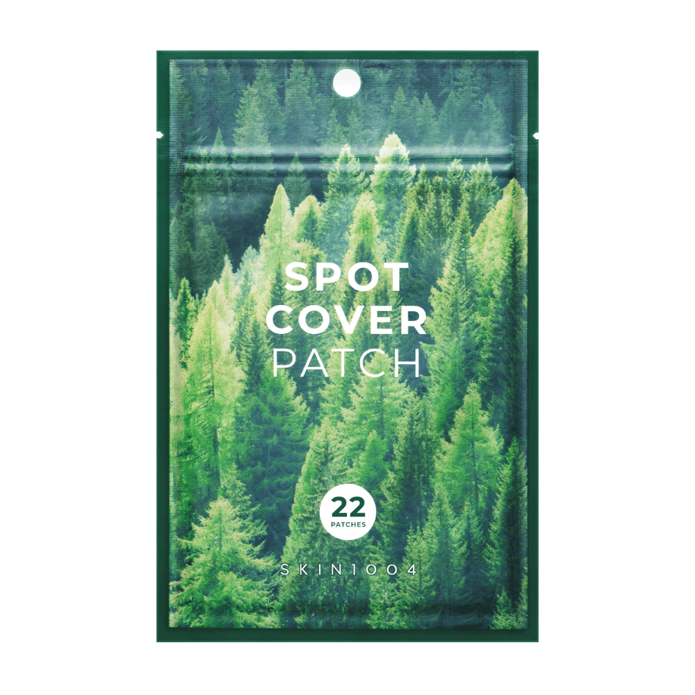 Balenie s "Spot Cover Patch", ktoré obsahuje 22 náplastí, navrhnuté so zeleným lesným motívom. Text "SPOT COVER PATCH" je vytlačený bielou farbou na prednej strane a kruh označuje počet náplastí. Produkt je od značky SKIN1004.