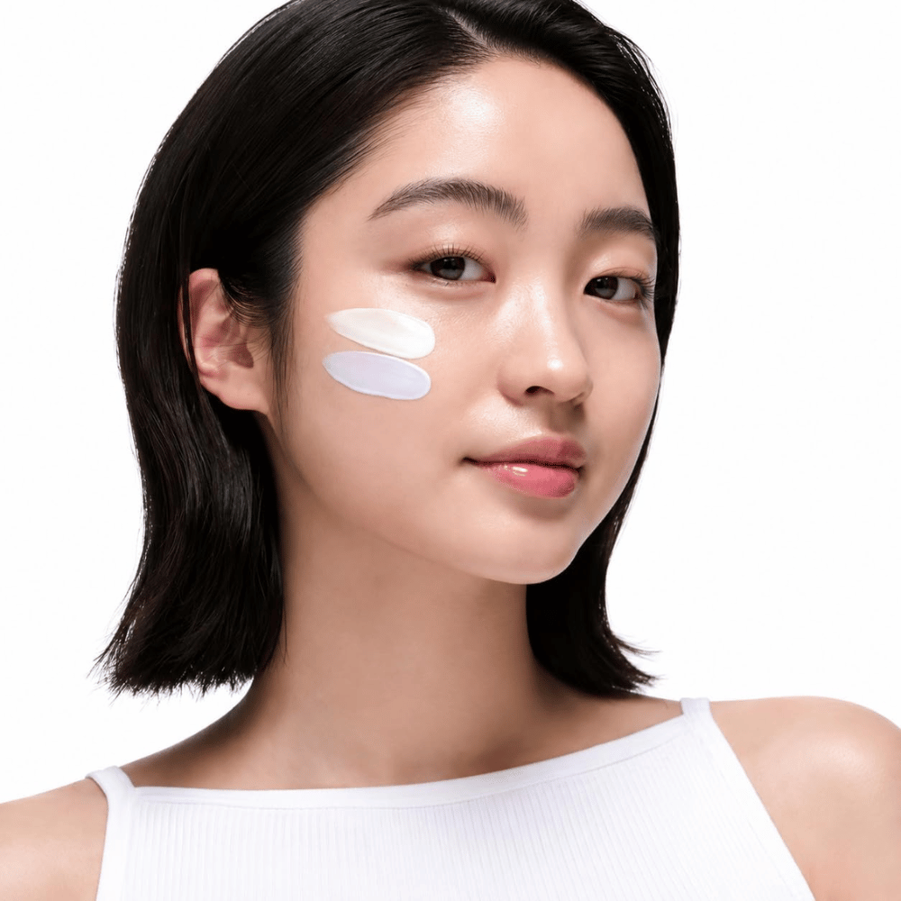 2. Beauty of Joseon Stay Fresh Color Correcting Sunscreen SPF 50 – modelka so zeleným a fialovým farebne korigujúcim opaľovacím krémom na líci