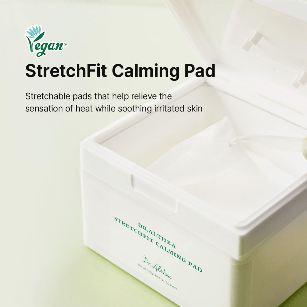 Obrázok – lifestyle / otvorené balenie (nákupný zámer)
Dr. Althea Stretchfit Calming Pad v balení s hydratačnými tampónmi, ktoré upokojujú a ošetrujú citlivú pleť.