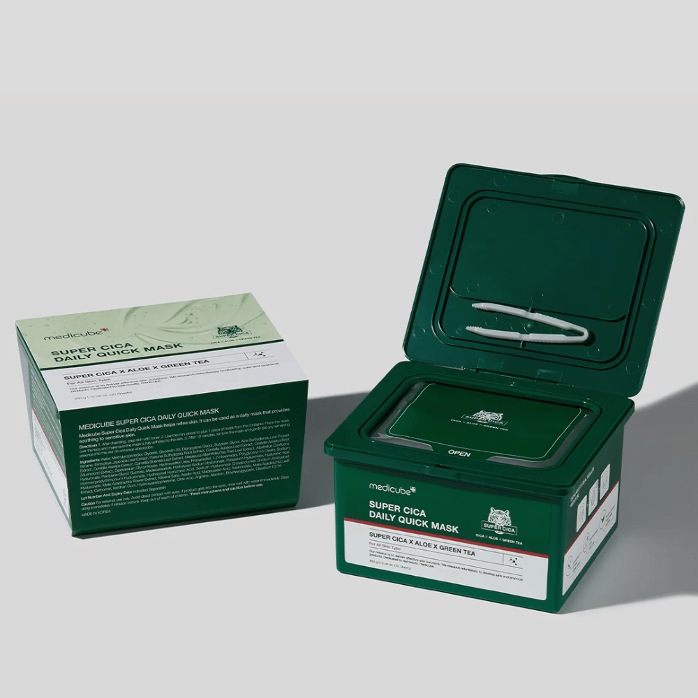 Dve balenia medicube Super Cica Daily Quick Mask – uzavretá krabica a otvorená zelená plastová nádoba s pinzetou vo veku. Masky obsahujú Cica, aloe a zelený čaj pre dennú starostlivosť a upokojujúci účinok.