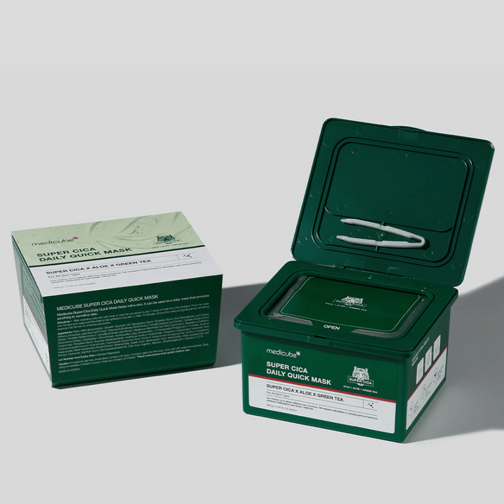 Dve balenia medicube Super Cica Daily Quick Mask – uzavretá krabica a otvorená zelená plastová nádoba s pinzetou vo veku. Masky obsahujú Cica, aloe a zelený čaj pre dennú starostlivosť a upokojujúci účinok.