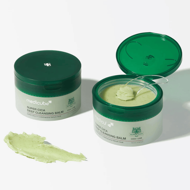 Medicube Super Cica Deep Cleansing Balm je hĺbkovo čistiaci balzam, ktorý je ideálny pre citlivú pokožku. Obsahuje Super Cica a LHA, ktoré účinne odstraňujú make-up, špinu a nečistoty, pričom upokojujú a ošetrujú pokožku.