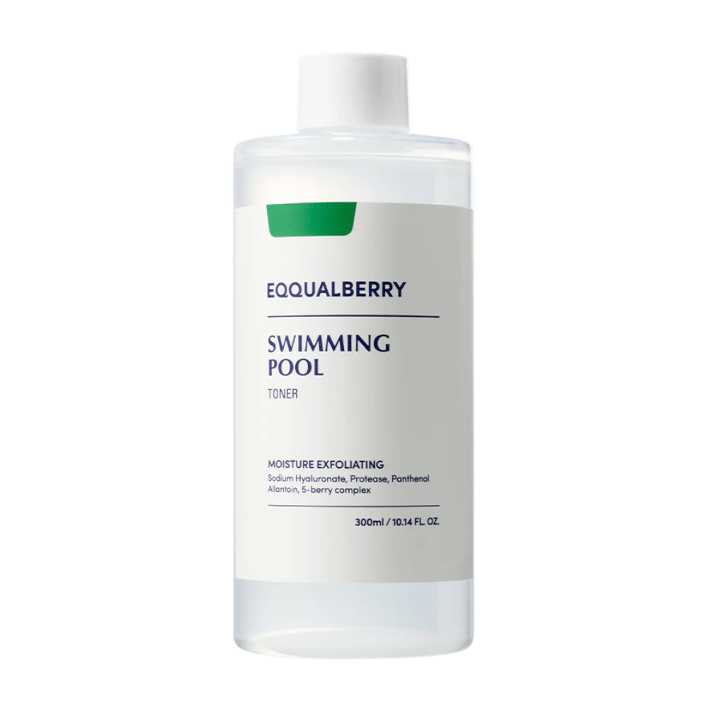 Equalberry Swimming Pool Toner v minimalistickej priehľadnej fľaši s bielou etiketou. Hydratačná a exfoliačná formula pre sviežu a vyváženú pleť.
