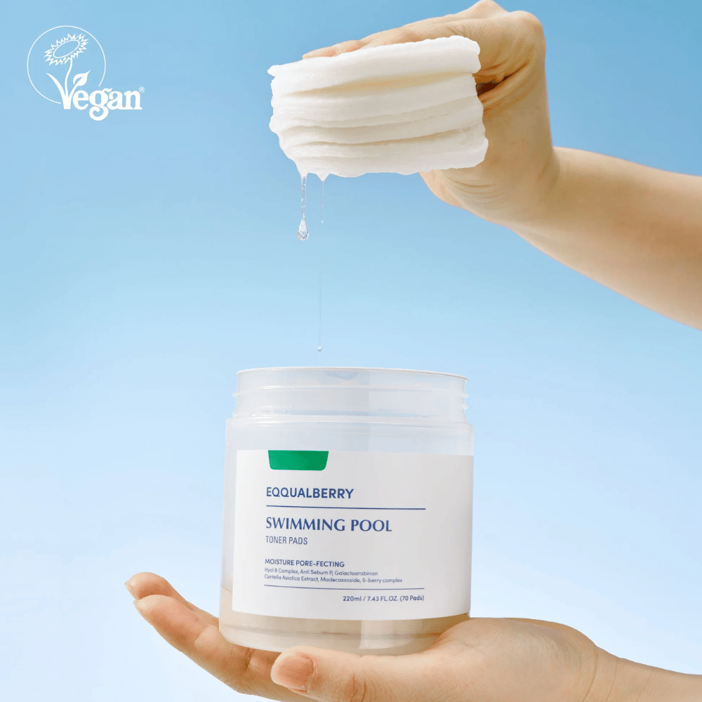 Equalberry Swimming Pool Toner Pads sú vegánske a hydratačné vankúšiky s kvapkajúcim sérom bohatým obsahom – ideálne na osvieženie a upokojenie pleti.