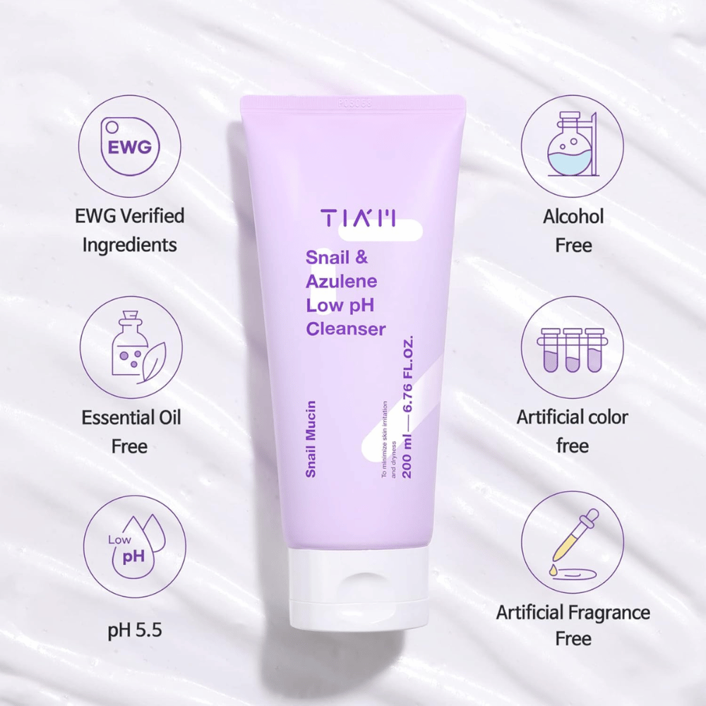 TIA'M Snail & Azulene Low pH Cleanser je zobrazený so symbolmi pre EWG overené zložky, nízku úroveň pH, a tiež že produkt je bez alkoholu, parfumov, farbív a éterických olejov.