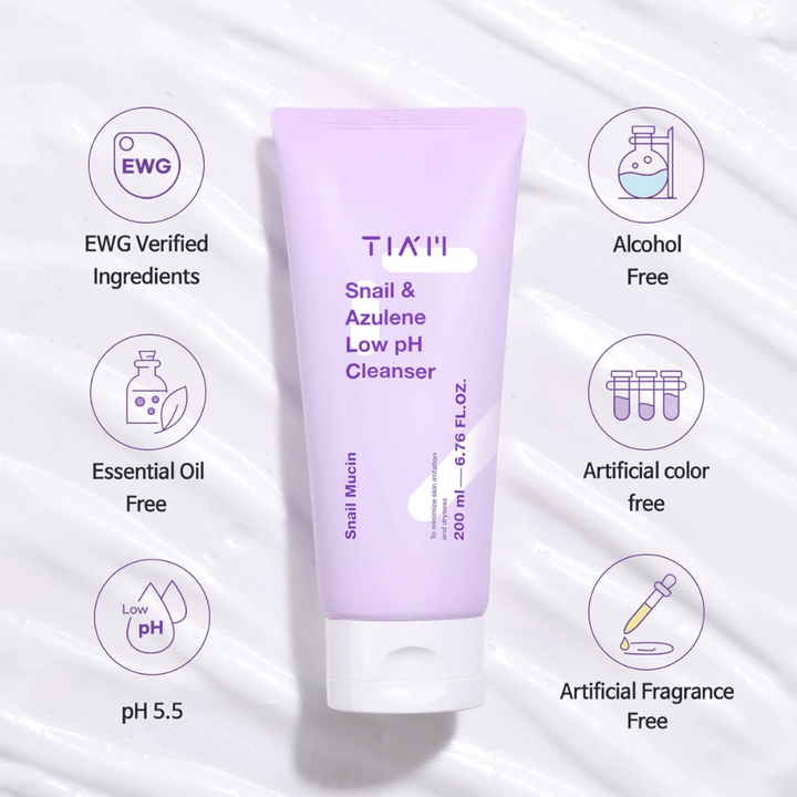 TIA'M Snail & Azulene Low pH Cleanser je zobrazený so symbolmi pre EWG overené zložky, nízku úroveň pH, a tiež že produkt je bez alkoholu, parfumov, farbív a éterických olejov.