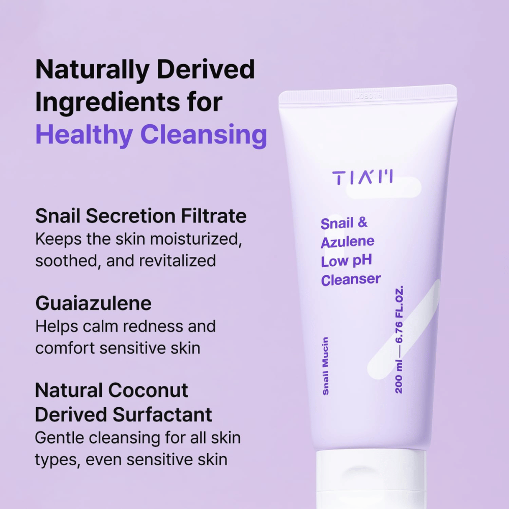 TIA'M Snail & Azulene Low pH Cleanser ukazuje kľúčové zložky ako sekrét slimáka, guaiazulén a kokosový tenzid – prírodne založené látky, ktoré hydratujú, upokojujú a jemne čistia pokožku.