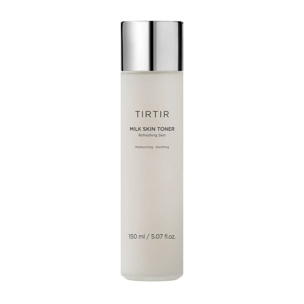 Produktový obrázok "TIRTIR MILK SKIN TONER", tonikum na pleť, ktoré sľubuje osviežujúce a upokojujúce účinky. Obsah je 150 ml.