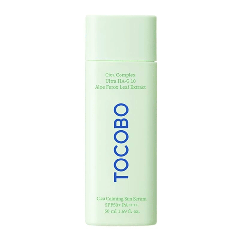 TOCOBO Cica Calming Sun Serum v mätovo zelenej fľaši s modrým textom, SPF50+ PA++++, 50 ml.