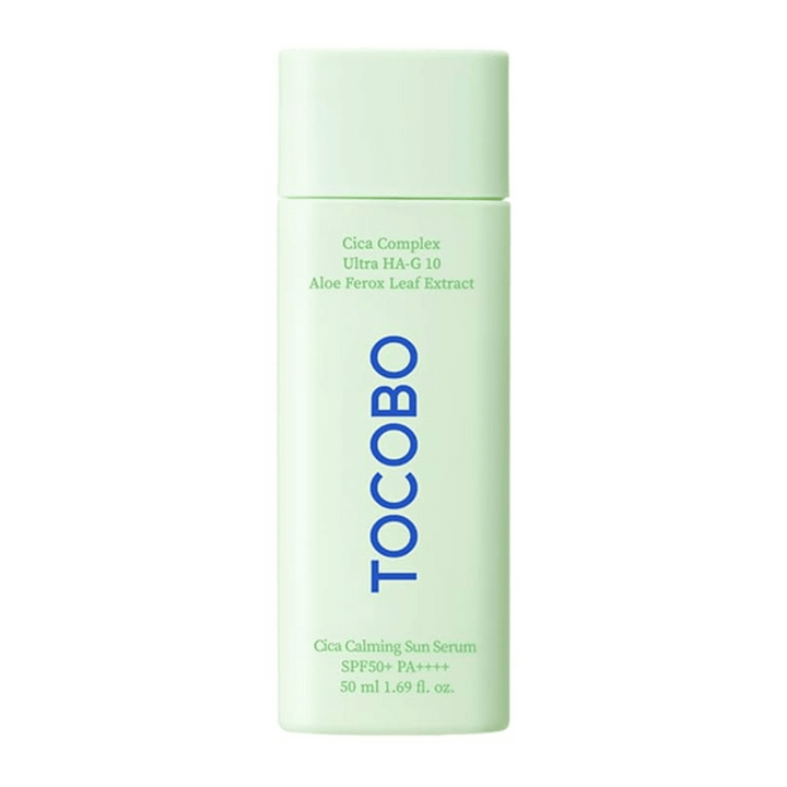 TOCOBO Cica Calming Sun Serum v mätovo zelenej fľaši s modrým textom, SPF50+ PA++++, 50 ml.