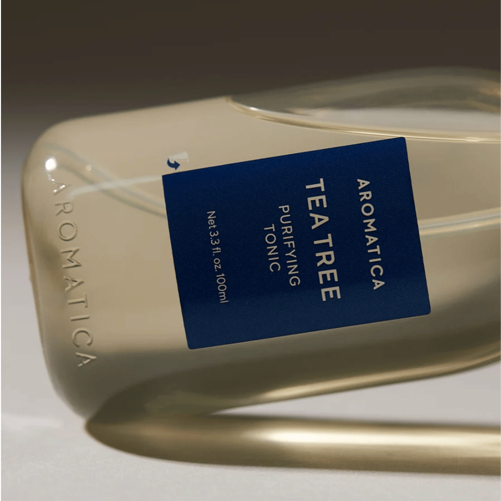 AROMATICA Tea Tree Purifying Tonic – detailný záber na fľašu a etiketu produktu