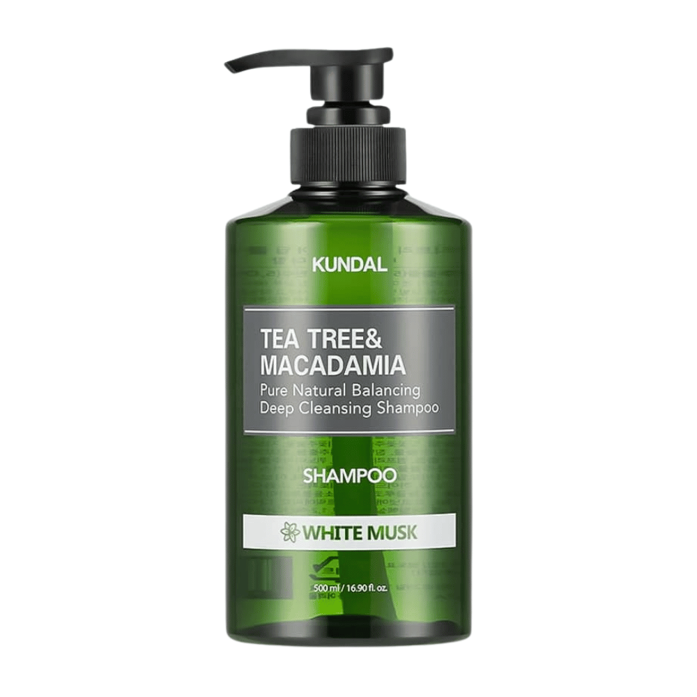 Štýlový produktový obrázok na bielom pozadí KUNDAL Tea Tree & Macadamia Deep Cleansing Shampoo White Musk so zelenou transparentnou fľašou a pumpičkovým dizajnom.