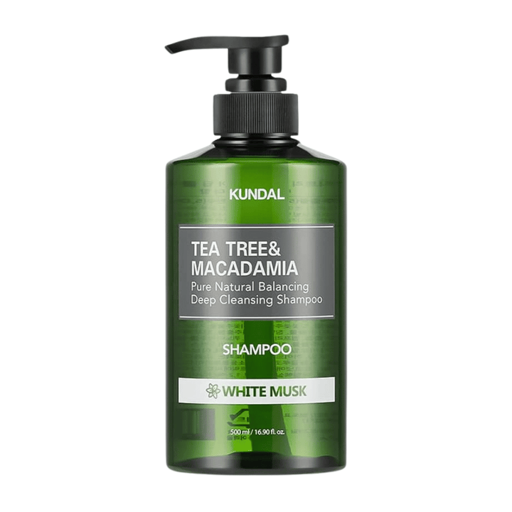 Štýlový produktový obrázok na bielom pozadí KUNDAL Tea Tree & Macadamia Deep Cleansing Shampoo White Musk so zelenou transparentnou fľašou a pumpičkovým dizajnom.