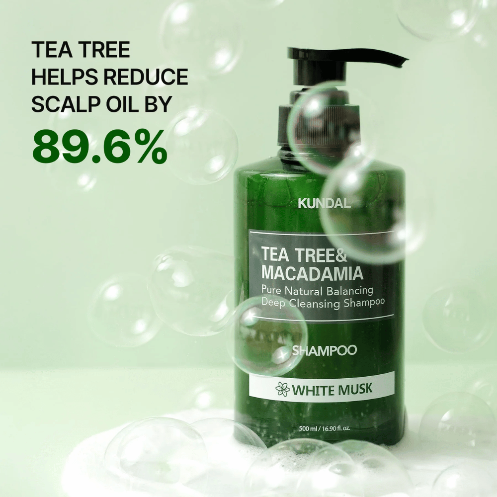 Produktový obrázok s bublinkami a štatistikou ukazujúcou, že tea tree pomáha redukovať nadbytočný maz na pokožke hlavy pre sviežejší pocit.