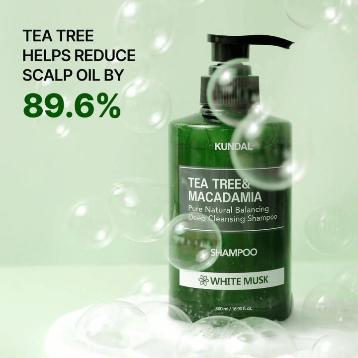 Produktový obrázok s bublinkami a štatistikou ukazujúcou, že tea tree pomáha redukovať nadbytočný maz na pokožke hlavy pre sviežejší pocit.