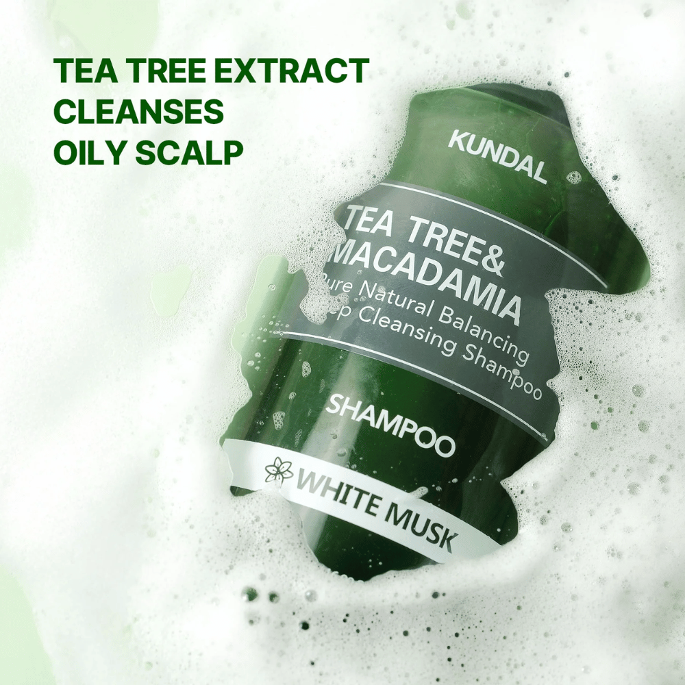 Produktový obrázok s penou a textom, ktorý zdôrazňuje čistiaci účinok extraktu tea tree pre mastnú pokožku hlavy a vyváženú starostlivosť o scalp.