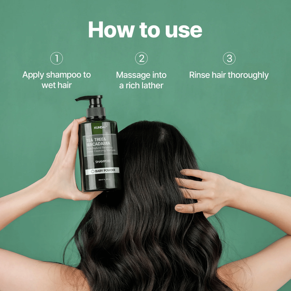 Obrázok krok za krokom ukazujúci, ako sa KUNDAL Tea Tree & Macadamia Deep Cleansing Shampoo používa na čistenie vlasov a pokožky hlavy s bohatou penou.