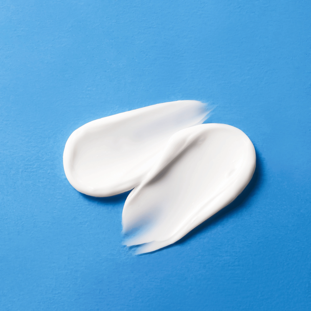 Detailný záber COSRX The Ceramide Skin Barrier Moisturizer textúry – ceramidový krém, ktorý hlboko hydratuje a zlepšuje ochrannú bariéru pokožky.