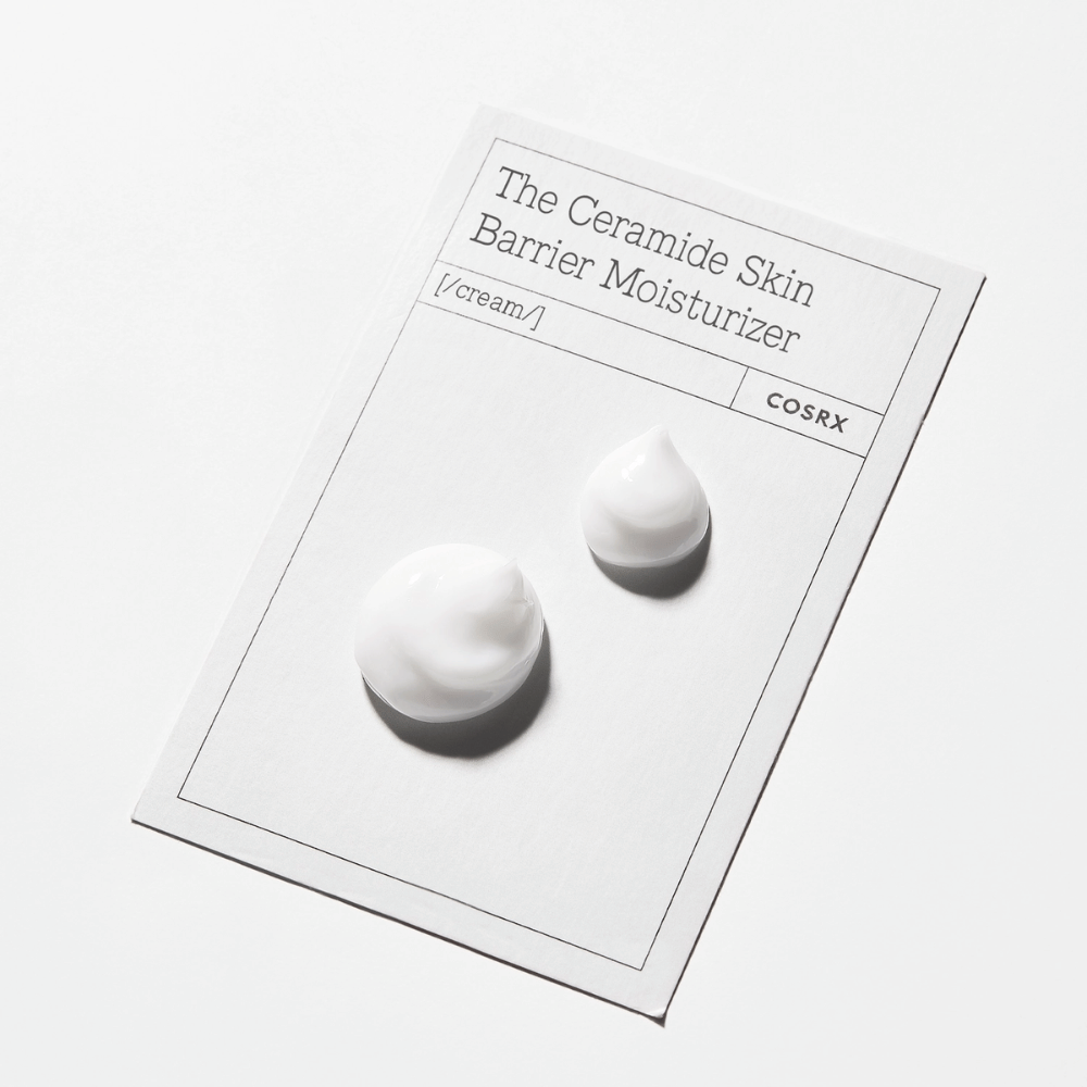 Textúra krému z COSRX The Ceramide Skin Barrier Moisturizer – zjemňujúci pleťový krém, ktorý posilňuje bariéru pokožky a zabraňuje strate vlhkosti.