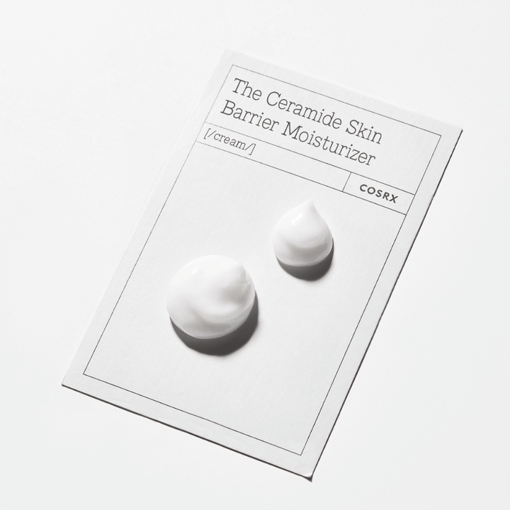 Textúra krému z COSRX The Ceramide Skin Barrier Moisturizer – zjemňujúci pleťový krém, ktorý posilňuje bariéru pokožky a zabraňuje strate vlhkosti.