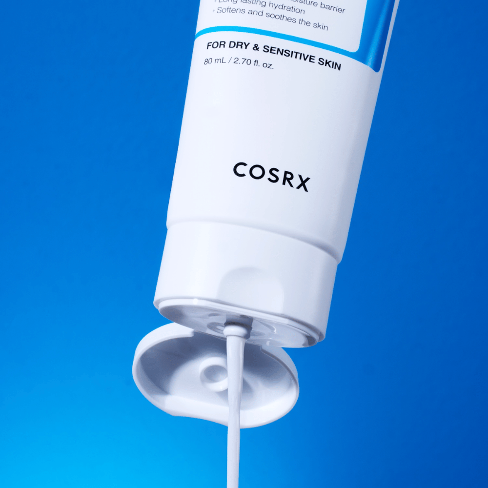 COSRX The Ceramide Skin Barrier Moisturizer s textúrou krému – pleťový krém posilňujúci bariéru, ktorý poskytuje dlhodobú hydratáciu a upokojuje citlivú pokožku.