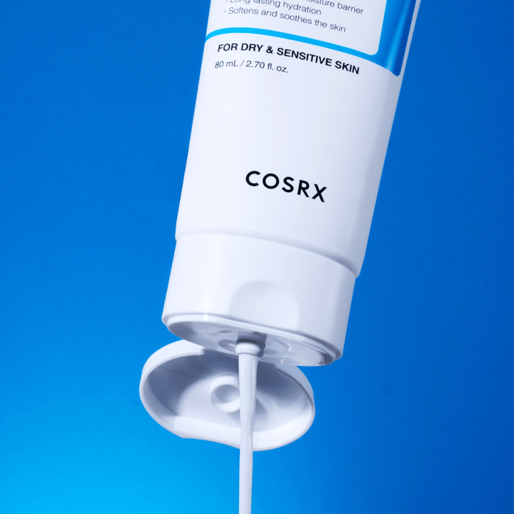 COSRX The Ceramide Skin Barrier Moisturizer s textúrou krému – pleťový krém posilňujúci bariéru, ktorý poskytuje dlhodobú hydratáciu a upokojuje citlivú pokožku.