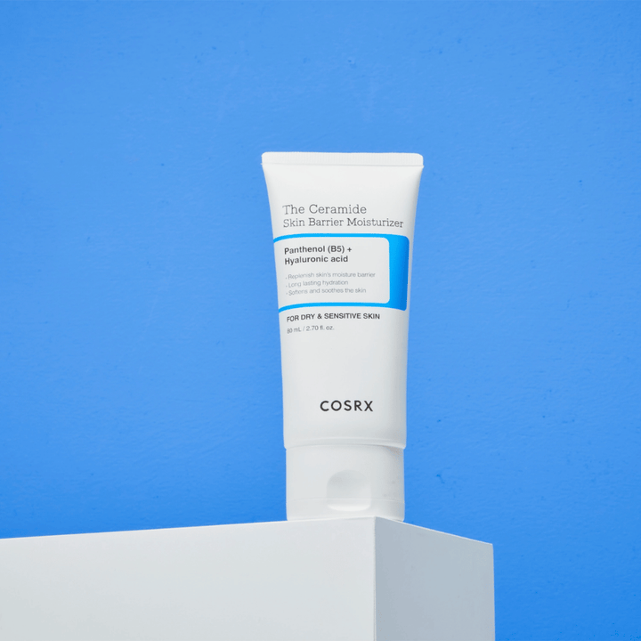 COSRX The Ceramide Skin Barrier Moisturizer na podstavci – hydratačný pleťový krém s ceramidmi, panthenolom a kyselinou hyalurónovou pre suchú a citlivú pokožku.