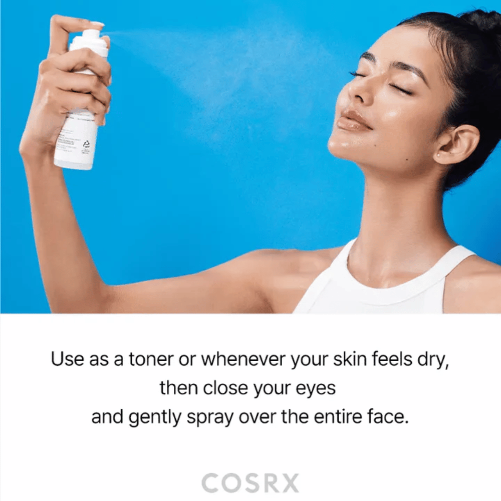 Žena strieka COSRX Ceramide Skin Barrier Mist na tvár pre rýchlu hydratáciu a svieži pocit.