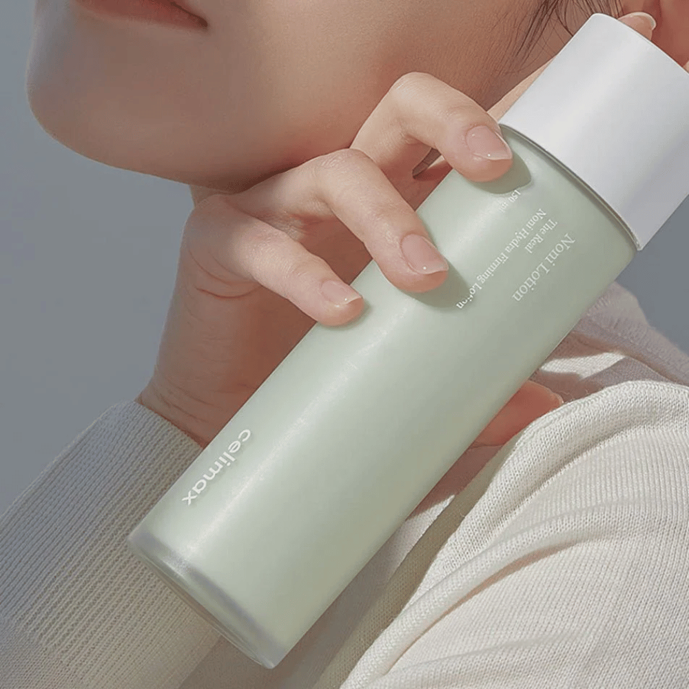 Celimax The Real Noni Hydra Firming Lotion je účinné mlieko, ktoré spevňuje pokožku a poskytuje hlbokú hydratáciu. Obohatené o extrakt z Noni a výživné zložky, zlepšuje elasticitu pokožky a poskytuje sviežu, žiarivú pleť. Perfektné na každodenné použitie pre jemnú a hydratovanú pokožku!