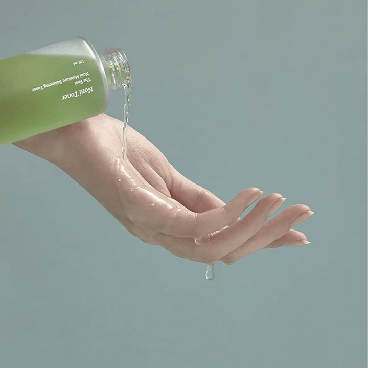 Celimax The Real Noni Moisture Balancing Toner je ľahký a osviežujúci toner, ktorý hydratuje a vyrovnáva pokožku. Je obohatený o extrakt z Noni, ktorý upokojuje podráždenie a zlepšuje štruktúru pokožky.