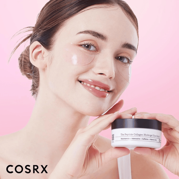 Model s COSRX Peptide Collagen Hydrogel Eye Patch – poskytuje žiarivosť a hydratáciu pre unavenú pokožku pod očami.