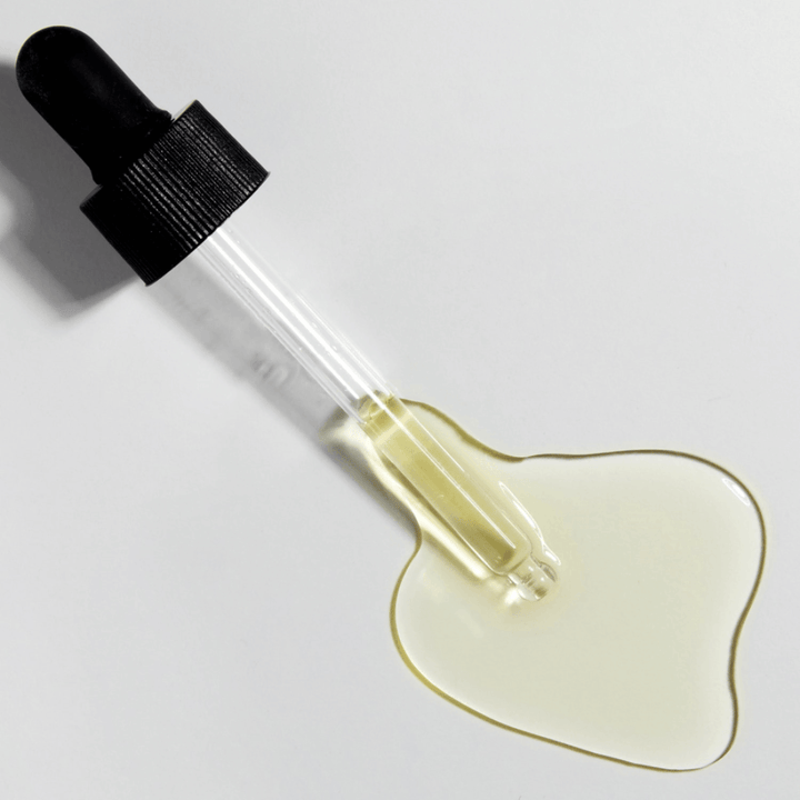 Detailný pohľad na pipetu s COSRX The Vitamin C 13 Serum a zlatou C-vitamínovou formulou, koncentrované sérum s vitamínom E a kyselinou hyalurónovou.