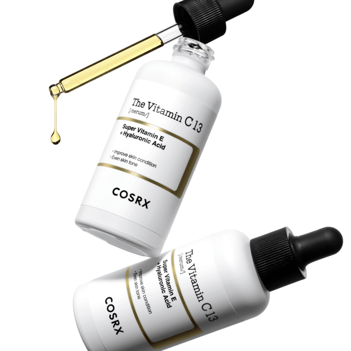 COSRX The Vitamin C 13 Serum 20 ml s pipetou a zlatou kvapkou séra, rozjasňujúce C-vitamínové sérum pre rovnomernejší tón pleti a zlepšenú štruktúru pokožky.