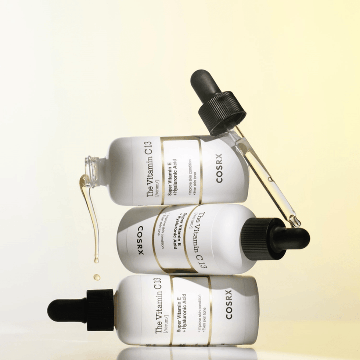 COSRX The Vitamin C 13 Serum s vitamínom E a kyselinou hyalurónovou, tri fľaše s pipetou a kvapkami C-vitamínového séra proti nerovnomernému tónu pleti a žiarivosť.