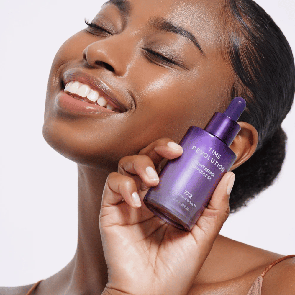 4. MISSHA Time Revolution Night Repair Ampoule 5X – modelka drží fialové nočné sérum na starostlivosť o pleť a rozjasnenie