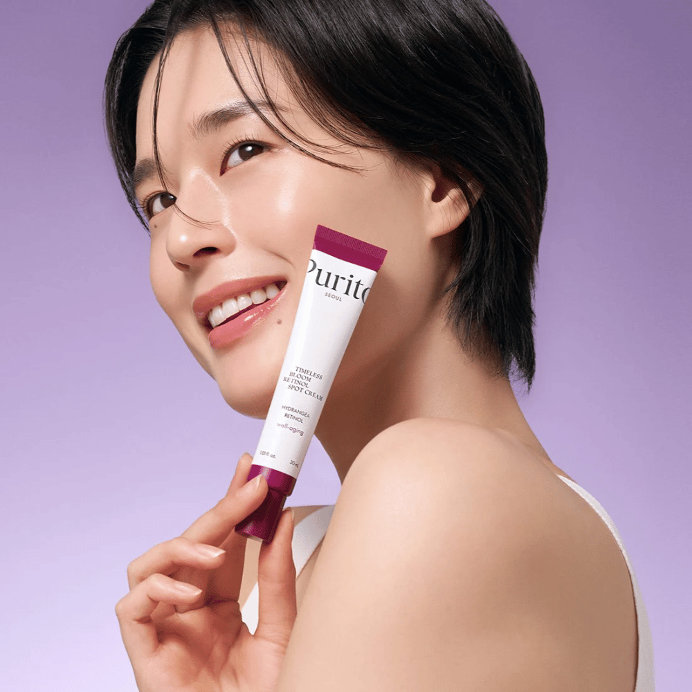 Purito Timeless Bloom Retinol Spot Cream je cielená starostlivosť, ktorá obsahuje retinol na redukciu jemných vrások a zlepšenie elasticity pokožky. S hydratačnými zložkami obnovuje žiarivosť pokožky a posilňuje bariéru, ideálny pre zrelú pleť alebo ako rutina proti starnutiu.