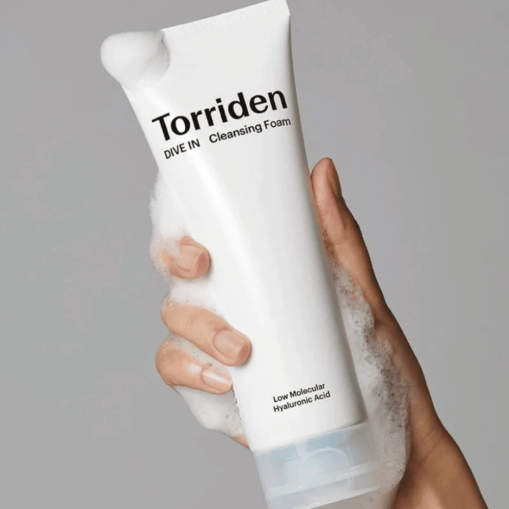 Ruka drží tubu pH-vyváženého Torriden DIVE-IN Low Molecular Hyaluronic Acid Cleansing Foam 150ml.