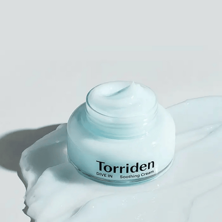 Torriden DIVE-IN Low Molecular Hyaluronic Acid Soothing Cream 100ml poskytuje dlhotrvajúcu hydratáciu na bielom povrchu.